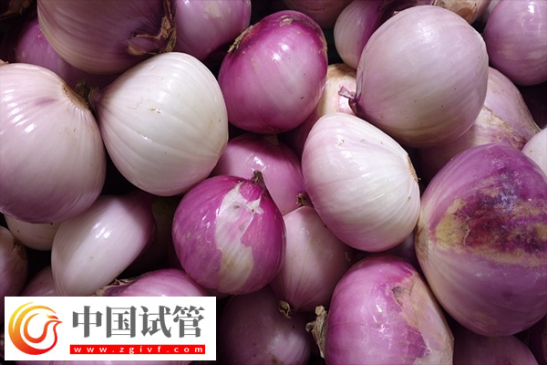 FSH高做試管是否需要吃補佳樂降FSH建議以醫(yī)務工作人員的囑咐為準,因為每個患者的身體狀態(tài)不同,能否服用該藥物也是不一樣的,但要注意,該藥物確實可以幫助調節(jié)激素水平,改善卵巢功能以及增加卵子質量等方式發(fā)揮作用,有助于降低FSH數(shù)值并提高雌二醇的含量。只是有一點要引起重視,這通常需要在醫(yī)生的指導下進行,確保用藥的劑量和時間正確無誤。 補佳樂可以調節(jié)激素水平 FSH高做試管是否需要吃補佳樂降FSH(圖4) 女性fsh高做試管能不能配出高質量胚胎(圖4)